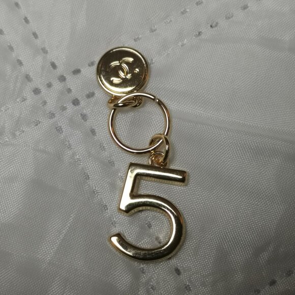 Authentic Chanel No. 5 Key Ring Charm Gold Chain 2023 XMas Collection Limited Ed - Picture 5 of 14